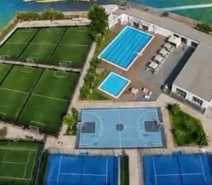 Vue aérienne du centre AREA à Almaz : minifoot, padel et piscine