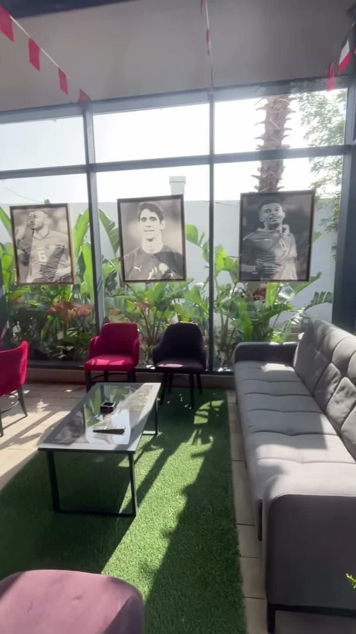 Salon vitré du centre AREA, portraits de joueurs et lumière naturelle